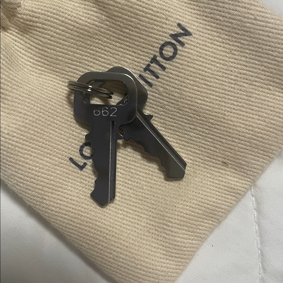 Louis Vuitton #662 Silver Lock & Key Set
Never used - Picture 2 of 4